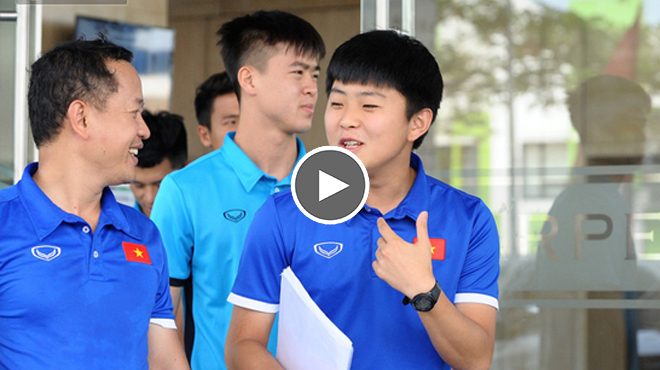 Chàng trợ lý tiếng Anh có gương mặt bầu bĩnh luôn theo sát HLV Park Hang Seo và Olympic Việt Nam là ai?