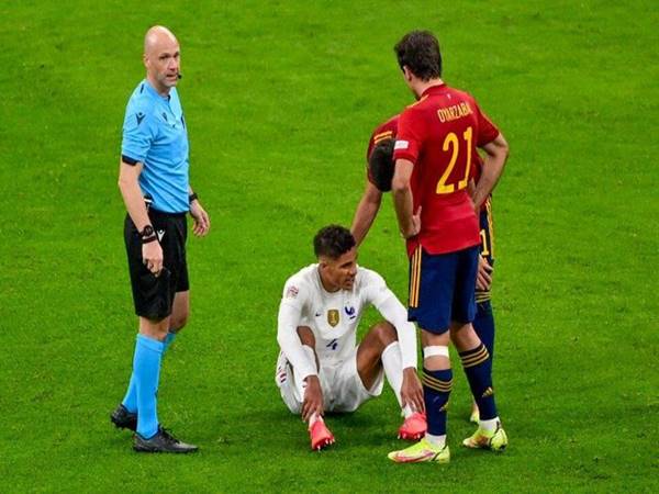Bóng đá quốc tế 12/10: Man Utd thở phào với chấn thương của Varane