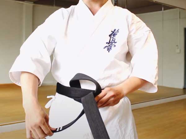 Phân tích cách thắt đai võ karate đơn giản và đúng quy định