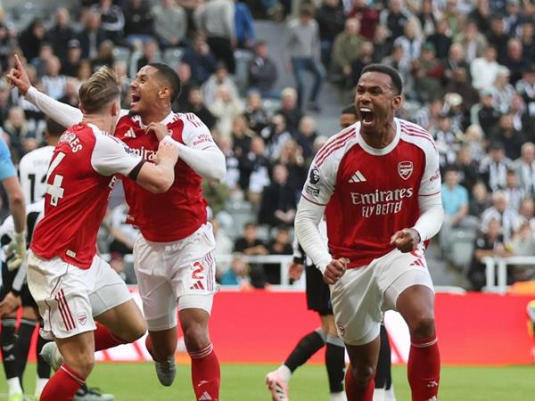 Arsenal áp sát Liverpool trong cuộc đua vô địch