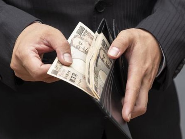 Nằm mơ thấy đàn ông cho tiền có điềm gì, tốt hay xấu?