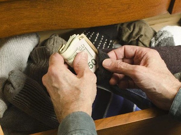 Nằm mơ thấy đàn ông cho tiền có điềm gì, tốt hay xấu?