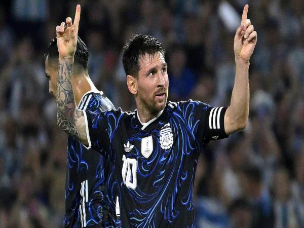 Bóng đá QT: Messi lập cột mốc lịch sử tại Argentina